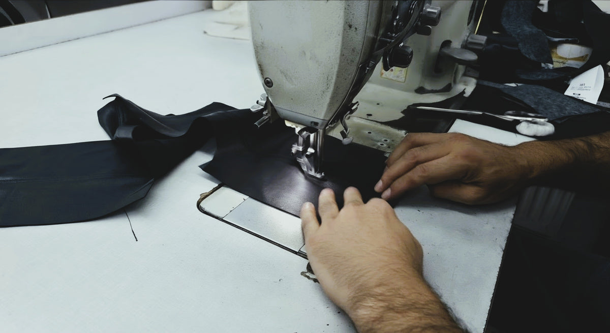 Zalvaro artisan stitching genuine leather in the Istanbul workshop